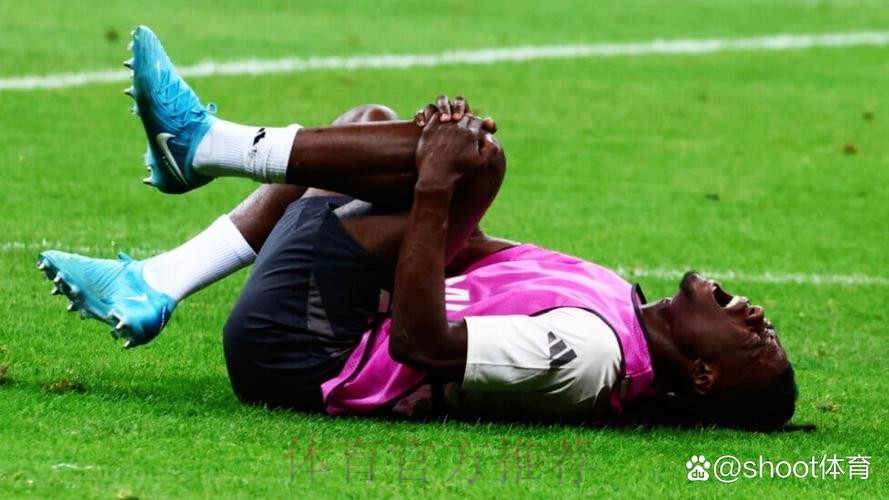 记者:卡马文加训练中相撞 走路姿态看起来很正常